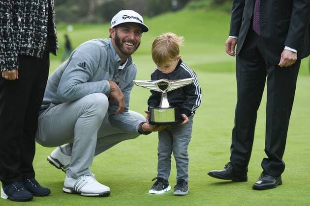 PACIFIC PALISADES, CA - FEBRUARY 19: Dustin Johnson s son Tatum Gretzky Johnson helps hold up the trophy after winning the Genesis Open golf tournament at the Riviera Country Club on February 19, 2017. (Photo by Brian Rothmuller Icon Sportswire) GOLF: FEB 19 PGA Golf Herren - Genesis Open - Final Round Icon170219014 EDITORIAL USE ONLY