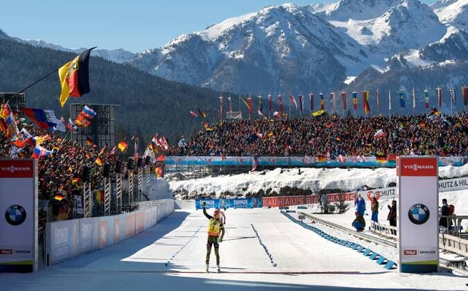 Biathlon 19.02.2017 IBU Weltmeisterschaften Hochfilzen AUT 12,5 km MASSENSTART Damen Frauen Weltmeister Weltmeisterin DAHLMEIER Laura GER Ziel Jubel Freude Fans Berhe Feature Zielstrich Zielline