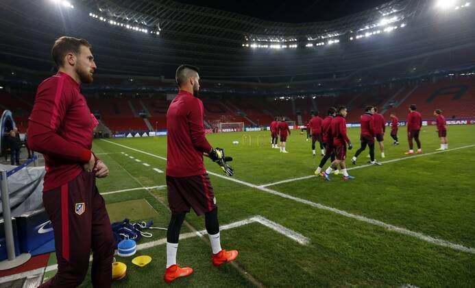 Atletico Madrid practice session in Leverkusen before the Champions League match. In this picture, Oblak and Moya. xPabloxGarciax 