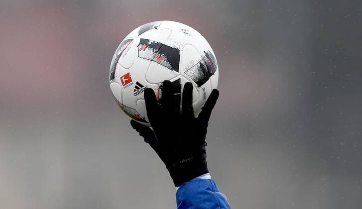 21.02.2017, xfux, Fussball 1.Bundesliga,SV Darmstadt 98 Training, emonline emspor, v.l. Fussball, Fußball in der Hand, Luft, Adidas Ball, Bundesligaball, Logo, Handschuh Symbol Darmstadt