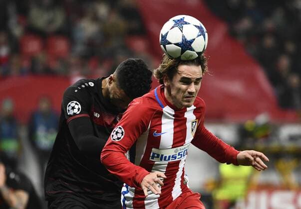 21.2.2017 BayArena Leverkusen, Fussball Champions League Saison 2016 17 Achtefinale Hinspiel, Bayer 04 Leverkusen vs. Atletico Madrid --- Antoine Griezmann (Atletico), Wendell (Leverkusen)