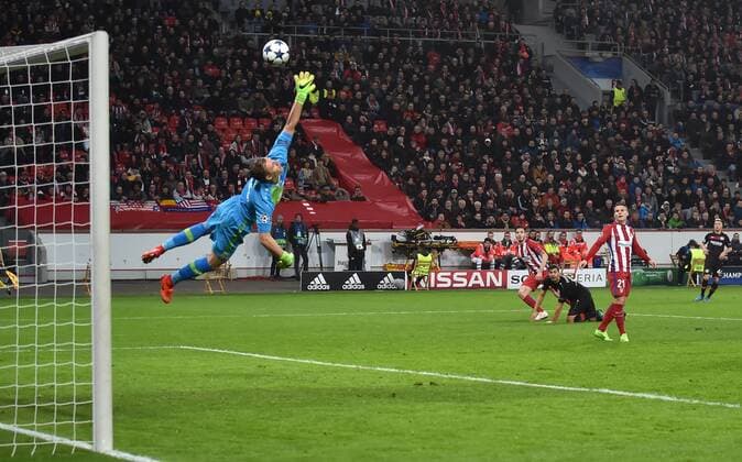 Bilder des Tages - SPORT 21.02.2017, Fussball, UEFA Champions League, Saison 2016 2017, Achtelfinale, Bayer 04 Leverkusen - Atletico Madrid, Saul Niguez (Atletico Madrid), hinten links, erzielt mit diesem Schuss das Tor zum 0:1, Torwart Bernd Leno (Bayer 04 Leverkusen) ist machtlos