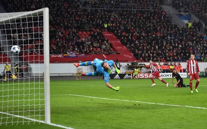 21.02.2017, Fussball, UEFA Champions League, Saison 2016 2017, Achtelfinale, Bayer 04 Leverkusen - Atletico Madrid, Saul Niguez (Atletico Madrid), hinten links, erzielt mit diesem Schuss das Tor zum 0:1, Torwart Bernd Leno (Bayer 04 Leverkusen) ist machtlos