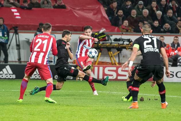 Saul Niguez (Atletico Madrid 8) mit dem Fuehrungs Tor zum 1:0 gegen Aleksandar Dragovic (Bayer 04 Leverkusen 6) beim Championsleague Spiel zwischen Bayer 04 Leverkusen und Atletico Madrid am 21.02.2017, Leverkusen Copyright: xSchuelerx xEibnerx-xPressefotox EP_JSE