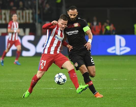 Bilder des Tages - SPORT 21.02.2017, xhbx, Fussball Champions League, Bayer 04 Leverkusen - Atletico Madrid, emspor, v.l. Kevin Gameiro (Atletico Madrid), Oemer Toprak (Bayer Leverkusen) Leverkusen