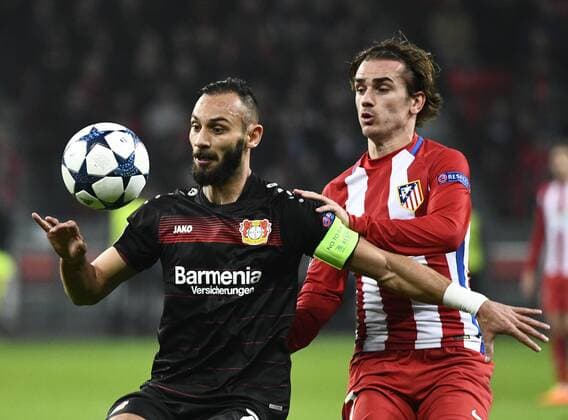 21.2.2017 BayArena Leverkusen, Fussball Champions League Saison 2016 17 Achtefinale Hinspiel, Bayer 04 Leverkusen vs. Atletico Madrid --- Ömer (Oemer) Toprak (Leverkusen), Antoine Griezmann (Atletico)