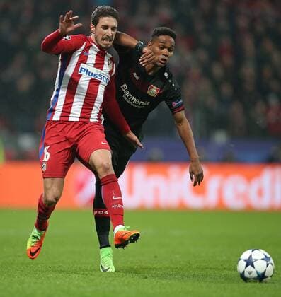21.02.2017, Fussball UEFA Champions League 2016 2017, Achtelfinale, Bayer 04 Leverkusen - Atletico Madrid, in der BayArena Leverkusen. v.l. Sime Vrsaljko (Atletico Madrid) gegen Wendell (Bayer Leverkusen) 