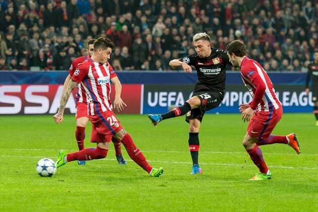 Bilder des Tages - SPORT Leverkusen, Germany 21.02.2017, UEFA Champions League - 2016 17 Season, Bayer 04 Leverkusen - Club Atletico de Madrid, Jose Gimenez (Atletico Madrid) und Kevin Kampl (B04) im zweikampf ( DeFodi001