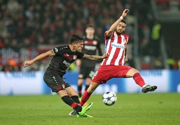 21.02.2017, Fussball UEFA Champions League 2016 2017, Achtelfinale, Bayer 04 Leverkusen - Atletico Madrid, in der BayArena Leverkusen. v.l. Charles Aranguiz (Bayer Leverkusen) gegen Yannick Carrasco (Atletico Madrid) 