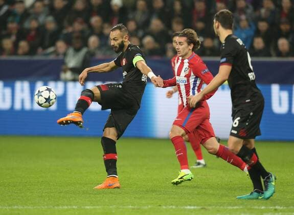 Leverkusen, Germany 21.02.2017, Champions League, Round of 16, 1st leg, Bayer Leverkusen vs Atletico Madrid, Oemer Toprak (B04, L) klaert vor Antoine Griezmann (Atletico Madrid). ( DeFodi512