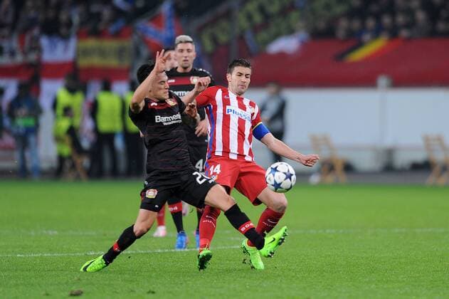 Charles Aranguiz ( links Bayer 04 Leverkusen ) im Zweikampf mit Gabi ( rechts Atletico Madrid ) 21.02.2017 --- Fussball --- Champions League --- Bayer 04 Leverkusen vs Atletico Madrid Foto : Thienel Eibner Leverkusen Copyright: xThienelx Eibner-Pressefotox EP_ttl