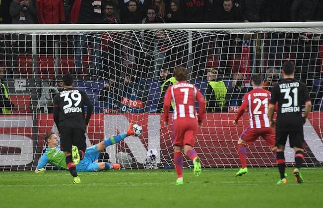 21.02.2017, xhbx, Fussball Champions League, Bayer 04 Leverkusen - Atletico Madrid, emspor, v.l. Bernd Leno (Bayer Leverkusen), Kevin Gameiro (Atletico Madrid) Goal scored, Tor zum 1:3 Leverkusen