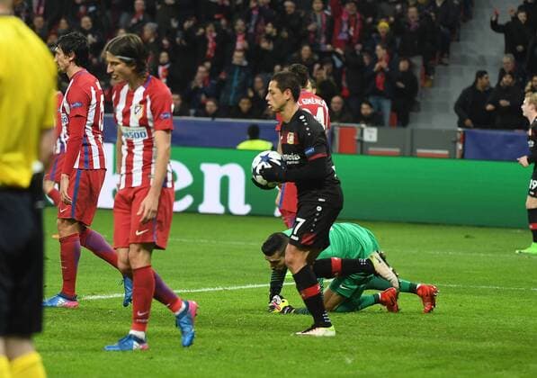 21.02.2017, xhbx, Fussball Champions League, Bayer 04 Leverkusen - Atletico Madrid, emspor, v.l. CHICHARITO (Bayer Leverkusen) celebrate the goal, Torjubel zum 2:3 Leverkusen