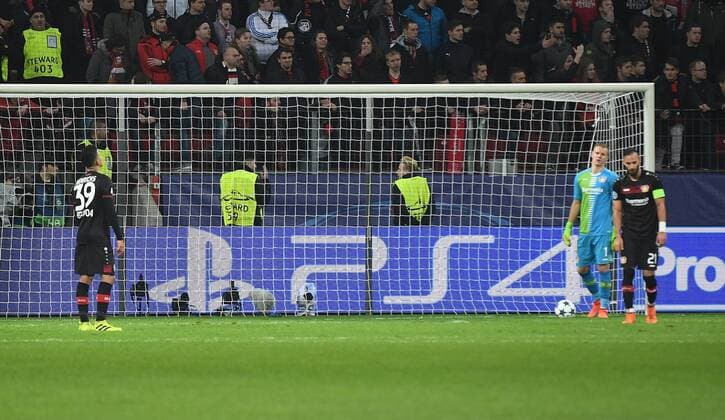 21.02.2017, xhbx, Fussball Champions League, Bayer 04 Leverkusen - Atletico Madrid, emspor, v.l. Benjamin Henrichs (Bayer Leverkusen), Bernd Leno (Bayer Leverkusen), Oemer Toprak (Bayer Leverkusen) enttaeuscht, enttaeuscht schauend, dissapointed Leverkusen