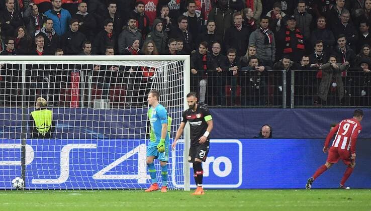 21.02.2017, xhbx, Fussball Champions League, Bayer 04 Leverkusen - Atletico Madrid, emspor, v.l. Bernd Leno (Bayer Leverkusen), Oemer Toprak (Bayer Leverkusen), Fernando Torres (Atletico Madrid) Goal scored, Tor zum 2:4 Leverkusen