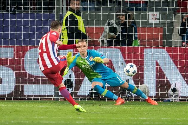 Kevin Gameiro (Atletico Madrid 21) mit dem Elfmeter Tor zum 3:1 gegen Torwart Bernd Leno (Bayer 04 Leverkusen 1) beim Championsleague Spiel zwischen Bayer 04 Leverkusen und Atletico Madrid am 21.02.2017, Leverkusen Copyright: xSchuelerx xEibnerx-xPressefotox EP_JSE