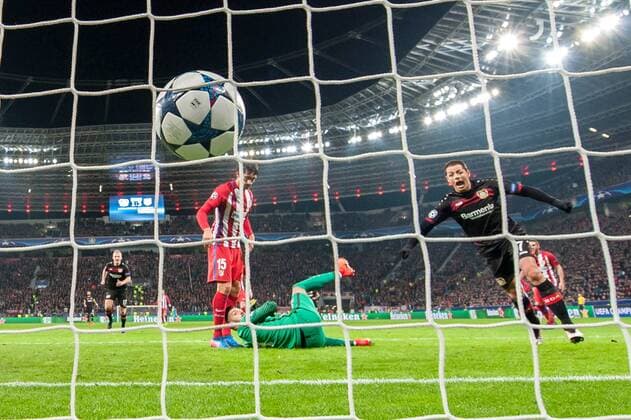Tor zum 3:2 mit Javier Chicharito Hernandez (Bayer 04 Leverkusen 7), Torwart Miguel Angel Moya (Atletico Madrid 1) und Stefan Savic (Atletico Madrid 15) beim Championsleague Spiel zwischen Bayer 04 Leverkusen und Atletico Madrid am 21.02.2017, Leverkusen Copyright: xSchuelerx xEibnerx-xPressefotox EP_JSE