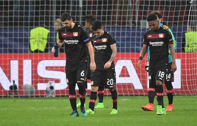 21.02.2017, xhbx, Fussball Champions League, Bayer 04 Leverkusen - Atletico Madrid, emspor, v.l. Aleksandar Dragovic (Bayer Leverkusen), Charles Aranguiz (Bayer Leverkusen), Wendell (Bayer Leverkusen) enttaeuscht, enttaeuscht schauend, dissapointed Leverkusen