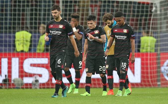 21.02.2017, Fussball UEFA Champions League 2016 2017, Achtelfinale, Bayer 04 Leverkusen - Atletico Madrid, in der BayArena Leverkusen. enttäuscht gehen die Leverkusen Spieler vom Platz v.l. Aleksandar Dragovic (Bayer Leverkusen) , Leon Bailey (Bayer Leverkusen) , Charles Aranguiz (Bayer Leverkusen) , Admir Mehmedi (Bayer Leverkusen) , Wendell (Bayer Leverkusen) 