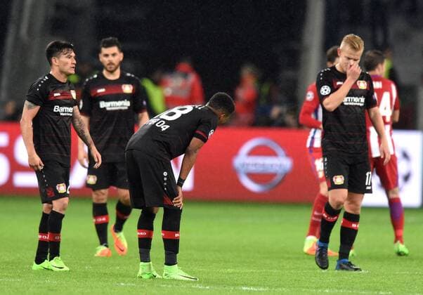Championsleague: Bayer 04 Leverkusen - Atletico Madrid 21.02.2017. Enttäuschte Leverkusener nach dem Schlußpfiff. V.L: Charles Aranguiz, Kevin Volland, Wendell und Joel Pohjanpalo. HM