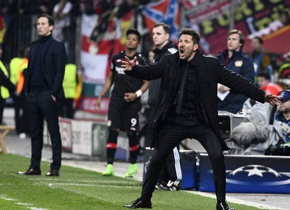 21.2.2017 BayArena Leverkusen, Fussball Champions League Saison 2016 17 Achtefinale Hinspiel, Bayer 04 Leverkusen vs. Atletico Madrid --- Trainer Diego Simone (Atletico) jubelt, Trainer Roger Schmidt (Leverkusen) ist wie versteinert