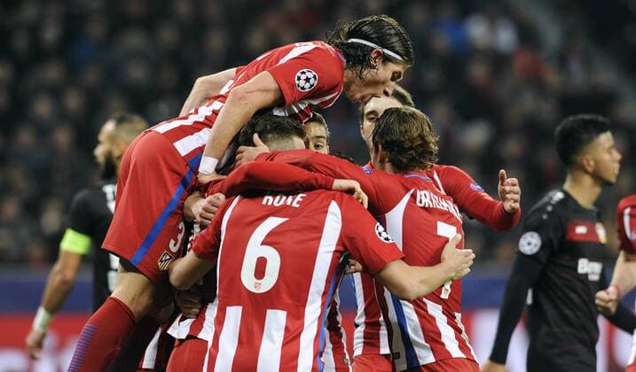 Fussball, UEFA Champions League, Herren, Saison 2016 2017, Achtelfinale, Hinspiel, BayArena Leverkusen, Bayer Leverkusen (schwarz) - Atletico Madrid (rot) 2:4; Jubel Kevin Gameiro (Atletico) nach seinem Elfmeter Tor zum 1:3, zusammen mit Filipe Luis (Atletico), Koke (Atletico). Jubel, Freude, Aktion.