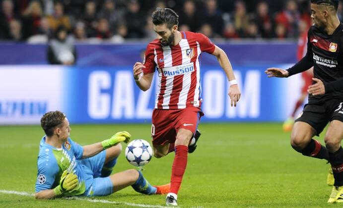 Fussball, UEFA Champions League, Herren, Saison 2016 2017, Achtelfinale, Hinspiel, BayArena Leverkusen, Bayer Leverkusen (schwarz) - Atletico Madrid (rot) 2:4; Yannick Carrasco (Atletico), Bernd Leno (Leverkusen), Benjamin Henrichs (Leverkusen), Aktion.