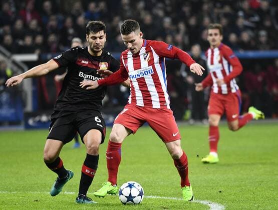 21.2.2017 BayArena Leverkusen, Fussball Champions League Saison 2016 17 Achtefinale Hinspiel, Bayer 04 Leverkusen vs. Atletico Madrid --- Aleksandar Dragovic (LEV), Kevin Gameiro (Atletico)