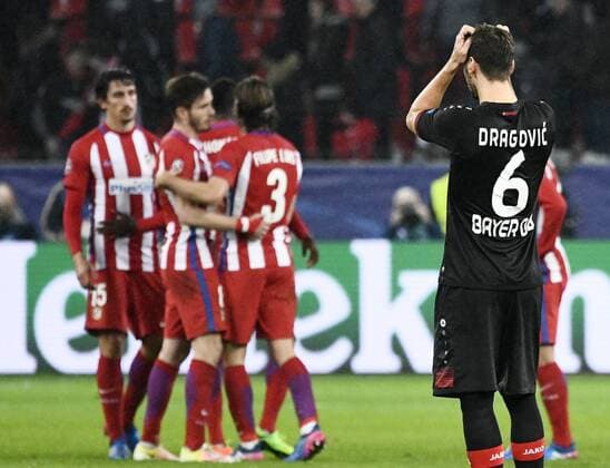 21.2.2017 BayArena Leverkusen, Fussball Champions League Saison 2016 17 Achtefinale Hinspiel, Bayer 04 Leverkusen vs. Atletico Madrid --- Aleksandar Dragovic (LEV) rauft sich die Haare während die Madrilenen nach dem Abpfiff feiern