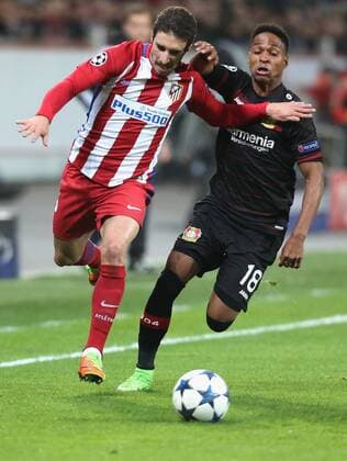 Leverkusen, Germany 21.02.2017, Champions League, Round of 16, 1st leg, Bayer Leverkusen vs Atletico Madrid, Zweikampf Sime Vrsaljko (Atletico Madrid, L) gegen Wendell (B04). ( DeFodi512