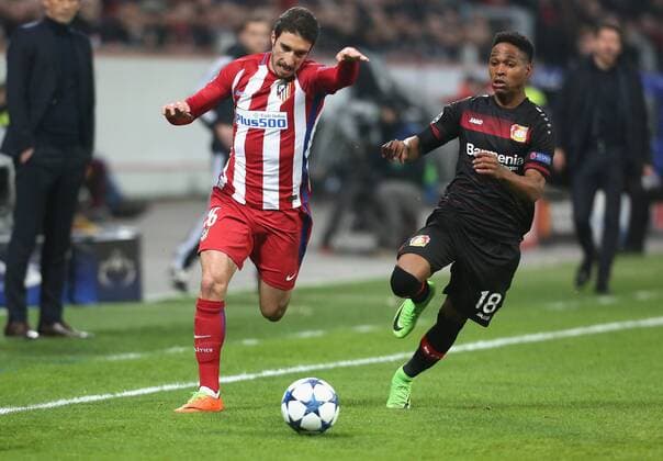 Leverkusen, Germany 21.02.2017, Champions League, Round of 16, 1st leg, Bayer Leverkusen vs Atletico Madrid, Zweikampf Sime Vrsaljko (Atletico Madrid, L) gegen Wendell (B04). ( DeFodi512