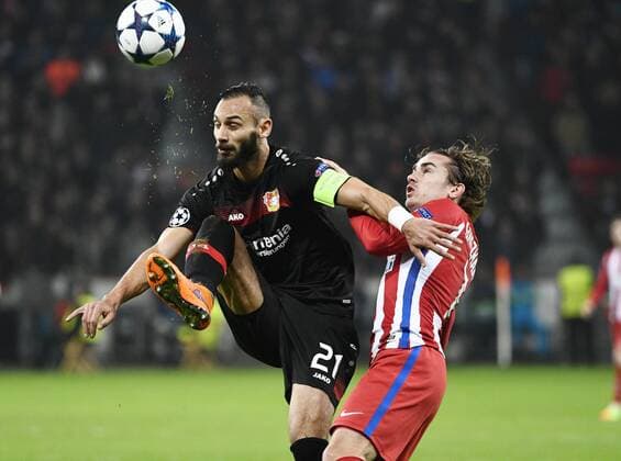 21.2.2017 BayArena Leverkusen, Fussball Champions League Saison 2016 17 Achtefinale Hinspiel, Bayer 04 Leverkusen vs. Atletico Madrid --- Ömer (Oemer) Toprak (Leverkusen), Antoine Griezmann (Atletico)