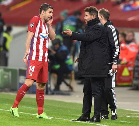 Championsleague: Bayer 04 Leverkusen - Atletico Madrid 21.02.2017. Trainer Diego Simeone (Atletico) gibt Anweisungen an Gabi. HM