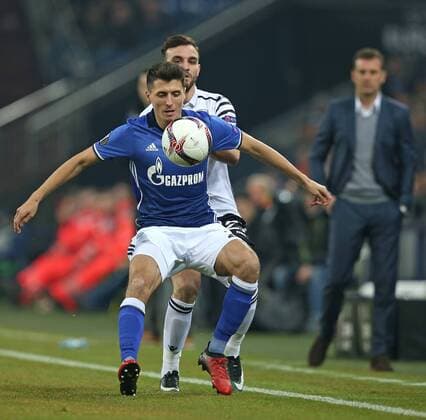 22.02.2017, Fussball UEFA Europa League 2016 2017, Zwischenrunde, FC Schalke 04 - PAOK Saloniki, in der VELTINS-Arena Gelsenkirchen. v.l. Alessandro Schöpf (Schalke) gegen Giannis Mystakidis (Paok Saloniki) 