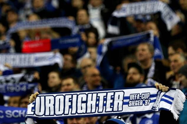 Bilder des Tages - SPORT 22.02.2017 - Fans vom FC Schalke 04 halten Eurofighter-Schals hoch beim Europa League Sechzehntelfinale Rückspiel (Saison 2016 17) FC Schalke 04 - PAOK Thessaloniki. Copyright Thomas Pakusch