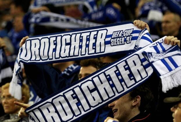 22.02.2017 - Fans vom FC Schalke 04 halten Eurofighter-Schals hoch beim Europa League Sechzehntelfinale Rückspiel (Saison 2016 17) FC Schalke 04 - PAOK Thessaloniki. Copyright Thomas Pakusch