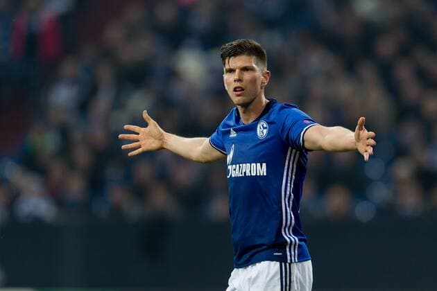 Gelsenkirchen, Germany 22.02.2017, UEFA Europa League - 2016 2017 Season, FC Schalke 04 - PAOK Saloniki, Klaas-Jan Huntelaar (S04) gestikuliert ( DeFodi001