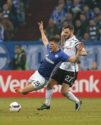 22.02.2017, Fussball UEFA Europa League 2016 2017, Zwischenrunde, FC Schalke 04 - PAOK Saloniki, in der VELTINS-Arena Gelsenkirchen. v.l. Klaas-Jan Huntelaar (Schalke) gegen Giannis Mystakidis (Paok Saloniki) 