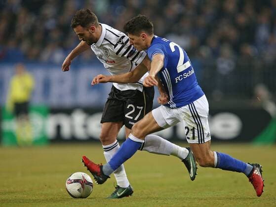 22.02.2017, Fussball UEFA Europa League 2016 2017, Zwischenrunde, FC Schalke 04 - PAOK Saloniki, in der VELTINS-Arena Gelsenkirchen. v.l. Giannis Mystakidis (Paok Saloniki) gegen Alessandro Schöpf (Schalke) 