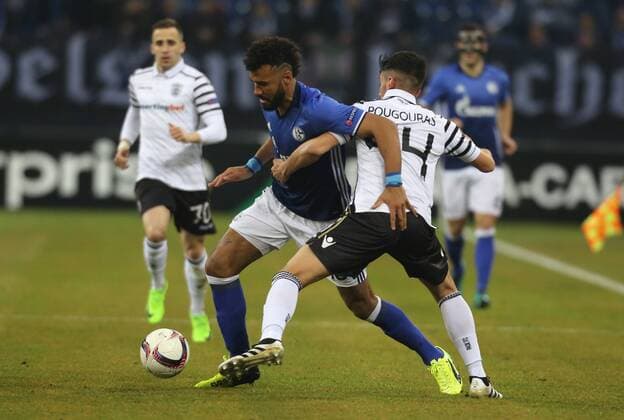Gelsenkirchen, Germany 22.02.2017, Europa League, Round of 32, 2nd leg, FC Schalke 04 vs PAOK FC, Zweikampf Eric Maxim Choupo-Moting (Schalke, L) gegen Achilleas Pouggouras (PAOK). ( DeFodi512