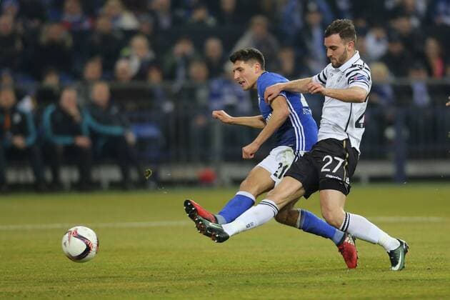 Gelsenkirchen, Germany 22.02.2017, Europa League, Round of 32, 2nd leg, FC Schalke 04 vs PAOK FC, Alessandro Schoepf (Schalke, L) Torschuss zum 1-0 gegen Giannis Mystakidis (PAOK). ( DeFodi512