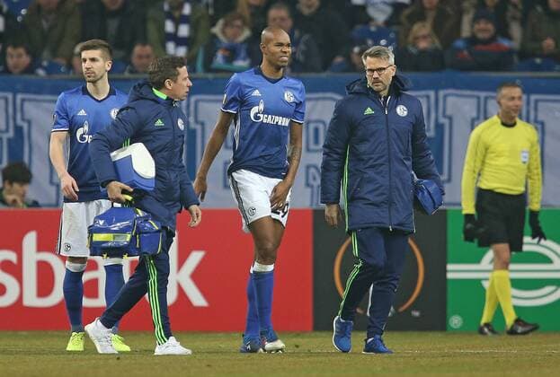 22.02.2017, Fussball UEFA Europa League 2016 2017, Zwischenrunde, FC Schalke 04 - PAOK Saloniki, in der VELTINS-Arena Gelsenkirchen. Naldo (mi., Schalke) muss verletzt vom Platz 
