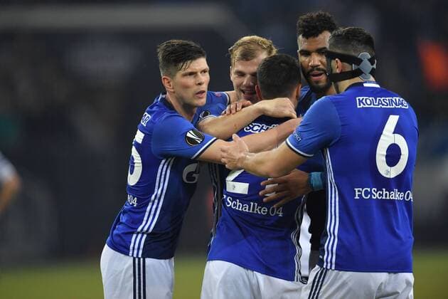 22.02.2017, Fussball, UEFA Europa League, Saison 2016 2017, Zwischenrunde, FC Schalke 04 - PAOK Saloniki Jubel Schalke, v.li., Klaas-Jan Huntelaar, Klaas Jan Huntelaar (Schalke 04), Johannes Geis (Schalke 04), Alessandro Schoepf, Alessandro Schöpf (Schalke 04), Eric Maxim Choupo Moting, Eric Maxim Choupo-Moting (FC Schalke 04), Sead Kolasinac (Schalke 04)