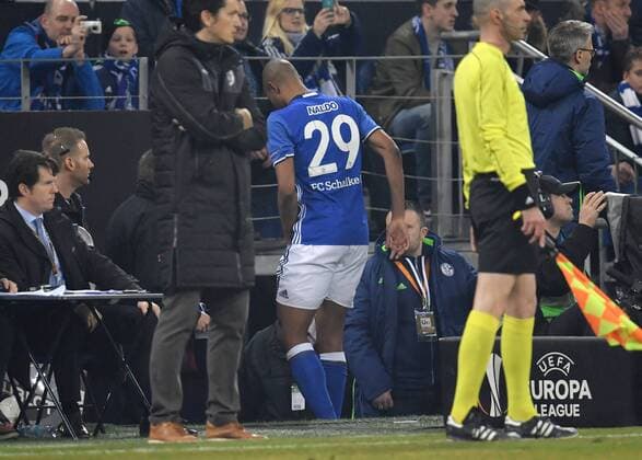 22.02.2017, Fussball, UEFA Europa League, Saison 2016 2017, Zwischenrunde, FC Schalke 04 - PAOK Saloniki Naldo (FC Schalke 04) scheidet verletzt aus