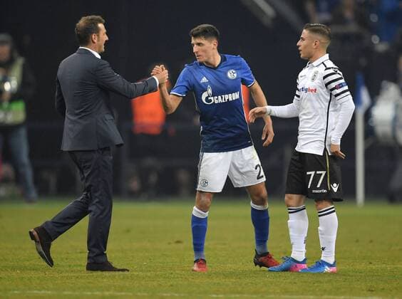22.02.2017, Fussball, UEFA Europa League, Saison 2016 2017, Zwischenrunde, FC Schalke 04 - PAOK Saloniki Trainer Markus Weinzierl (FC Schalke 04), li., mit Alessandro Schoepf, Alessandro Schöpf (Schalke 04), rechts Dimitrios Pelkas (PAOK Saloniki)