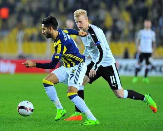 Fußball, EL, Fenerbahce Istanbul - FK Krasnodar Fenerbahce s Alper Potuk and Krasnodar s Vyacheslav Podberyozkin during UEFA European League game at Istanbul Ulker Stadium  15634216
