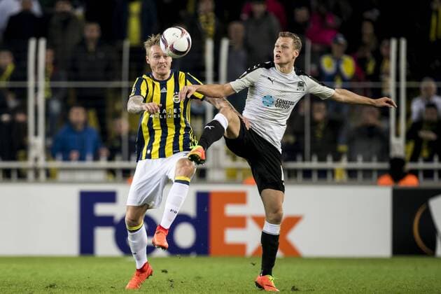 Fußball, EL, Fenerbahce Istanbul - FK Krasnodar (L-R) Simon Kjaer of Fenerbahce SK, Viktor Claesson of FK Krasnodarduring the UEFA Europa League round of 16 match between Fenerbahce and FK Krasnodar on February 22, 2017 at the Sukru Saracoglu stadium in Istanbul, Turkey Fenerbahce SK v FK Krasnodar UEFA Europa League 2016 2017 xVIxGerritxvanxKeulenxIVx 7178210