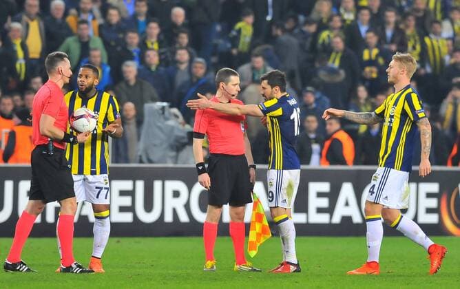 Fußball, EL, Fenerbahce Istanbul - FK Krasnodar Fenerbahce players Åžener Ozbayrakli, Pawel Raczkowsk and Jeremain Lens talking with refrree during Fenerbahce - Krasnodar UEFA European League game at Istanbul Ulker Stadium  15634256