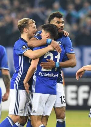 Fussball, UEFA Europa League, Saison 2016 2017, Runde der letzten 32,Spiel 2, FC Schalke 04 vs PAOK Thessaloniki 22.02.2017, Veltinsarena Gelsenkirchen, Johannes Geis, Alessandro Schöpf, Eric Maxim Choupo Moting, alle S04 Torjubel