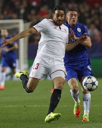 Sevilla s French midfielder Adil Rami (L) vies for the ball with Leicester s Jamie Vardy during the UEFA Champions League round of 16 first leg match between Leicester City and Sevilla, at Ramon Sanchez Pizjuan stadium in Seville, Andalusia, Spain, 22 February 2017. SEVILLA VS. LEICESTER CITY !ACHTUNG: NUR REDAKTIONELLE NUTZUNG!  Copyright: xJulioxMunozx SEV001 20170222-636233945666648298